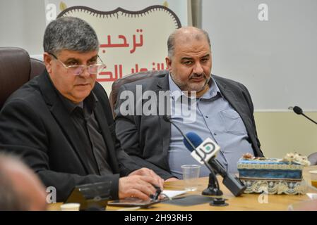 Umm Al-Fahm, Israël.03ème décembre 2021.Mansour Abbas (liste arabe unie / Raám), Ahmad Tibi (liste commune / Ta’al), Ayman Odeh (liste commune / Hadash) et Osama Saadi (liste commune / Ta’al) lors d’une conférence de presse dans la municipalité d’Umm Al-Fahm vendredi soir.Jeudi matin, la victime de 125 2021 victimes de violences et de crimes au sein de la société arabe a été assassinée.Les affrontements entre les deux familles concernées se sont intensifiés, notamment en mettant en place des maisons incendiées et en faisant usage d'armes à feu.Pour cette raison, les forces de police avaient pénétré dans le quartier, utilisant des gaz de taregas pour prendre le contrôle du site.Six ont été arrêtés.Le vendredi mois Banque D'Images