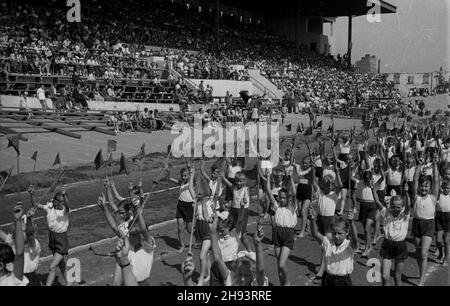 Varsovie, 1947-06-22.Œwiêto Wychowania Fizycznego i Przysposobienia Wojskowego na stadionie Legii przy ul.£20,90 €.NZ. Dzieciêce zespo³y gimnastyczne. ps/gr PAPVarsovie, le 22 juin 1947.La Journée de l'éducation physique et de la préparation militaire au stade Legia, rue Lazienkowska.Photo : équipes de gym pour enfants. ps/gr PAP Banque D'Images