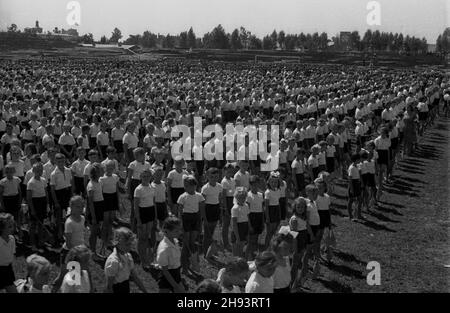 Varsovie, 1947-06-22.Œwiêto Wychowania Fizycznego i Przysposobienia Wojskowego na stadionie Legii przy ul.£20,90 €.NZ. Dzieciêce zespo³y gimnastyczne. ps/gr PAPVarsovie, le 22 juin 1947.La Journée de l'éducation physique et de la préparation militaire au stade Legia, rue Lazienkowska.Photo : équipes de gym pour enfants. ps/gr PAP Banque D'Images