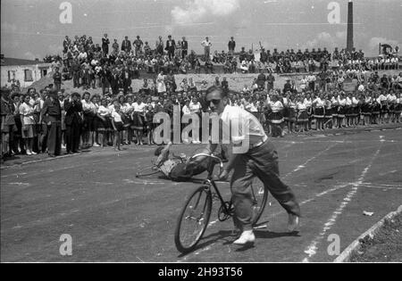 Varsovie, 1947-06-22.Œwiêto Wychowania Fizycznego i Przysposobienia Wojskowego na stadionie Legii przy ul.£20,90 €.NZ.æwiczenia Przysposobienia Wojskowego. ps/gr PAPVarsovie, le 22 juin 1947.Journée d'éducation physique et de préparation militaire au stade Legia, rue Lazienkowska.Photo : exercices de préparation militaire. ps/gr PAP Banque D'Images