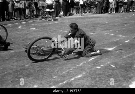 Varsovie, 1947-06-22.Œwiêto Wychowania Fizycznego i Przysposobienia Wojskowego na stadionie Legii przy ul.£20,90 €.NZ.æwiczenia Przysposobienia Wojskowego. ps/gr PAPVarsovie, le 22 juin 1947.Journée d'éducation physique et de préparation militaire au stade Legia, rue Lazienkowska.Photo : exercices de préparation militaire. ps/gr PAP Banque D'Images