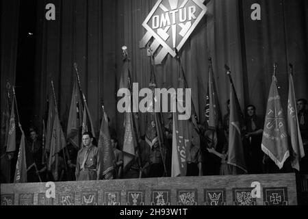 Varsovie, 1947-06-22.Ogólnopolski zjazd Organizacji M³odzie¿y Towarzystwa Uniwersytów Robotniczych (OMTUR) W Teatrze Polskim.NZ. ustêpuj¹cy przewodnicz¹cy OMTUR Ryszard Obr¹czka (C). ps/gr PAPVarsovie, le 22 juin 1947.Tout-Pologne Congrès des organisations de jeunesse de la Société des universités de travailleurs (OMTUR) au théâtre polski.Photo : le président sortant de l'OTRUR Ryszard Obraczka (au centre). ps/gr PAP Banque D'Images