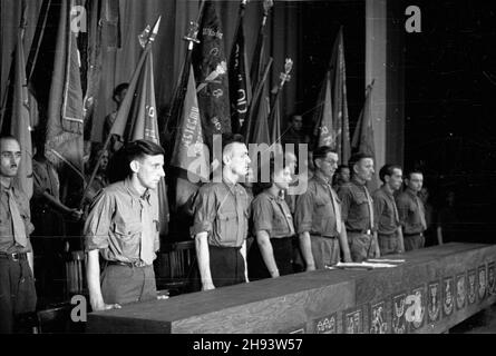 Varsovie, 1947-06-22.Ogólnopolski zjazd Organizacji M³odzie¿y Towarzystwa Uniwersytów Robotniczych (OMTUR) W Teatrze Polskim.NZ. Przedstawiciele organizacji m³odzie¿owych. ps/gr PAPVarsovie, le 22 juin 1947.Tout-Pologne Congrès des organisations de jeunesse de la Société des universités de travailleurs (OMTUR) au Théâtre Polski.Photo : représentants d'organisations de jeunesse. ps/gr PAP Banque D'Images