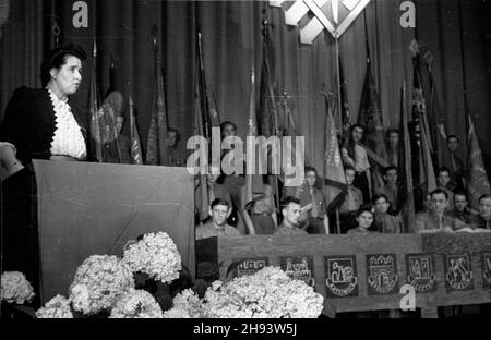 Varsovie, 1947-06-22.Ogólnopolski zjazd Organizacji M³odzie¿y Towarzystwa Uniwersytów Robotniczych (OMTUR) W Teatrze Polskim.NZ. Przemawia uczestniczka zjazdu. ps/gr PAPVarsovie, le 22 juin 1947.Tout-Pologne Congrès des organisations de jeunesse de la Société des universités de travailleurs (OMTUR) au Théâtre Polski.Photo : un participant au congrès parle. ps/gr PAP Banque D'Images