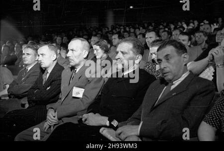 Varsovie, 1947-06-22.Ogólnopolski zjazd Organizacji M³odzie¿y Towarzystwa Uniwersytów Robotniczych (OMTUR) W Teatrze Polskim.goœcie zjazdu, W pierwszym rzêdzie m.in.: przewodnicz¹cy Centralnego Komitetu Wykonawczego Polskiej Partii Socjalistycznej Edward Osóbka-Morawski (L), ministre skarbu Konstantity D¹browski (2L), cz³onek Rady Naczelnej Boles³aw Groswemwhemwner przemys³u (L) Groswhemwemwhemwhemister (PVarsovie, le 22 juin 1947.Le congrès national des organisations de jeunesse de l'Association des universités de travailleurs (OTRUR) au Théâtre Polski (polonais).Photo : gu Banque D'Images