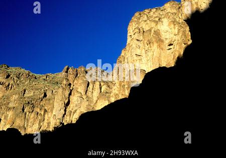 Alpenglow sur des falaises de rhyolite au-dessus de Poison Creek, dans la région sauvage de Bruneau-Jarbidge, dans le comté d'Owyhee, Idaho Banque D'Images