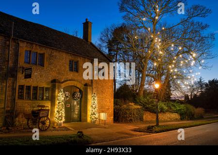 Le musée de Broadway et les décorations lumineuses de l'arbre de Noël au crépuscule.Broadway, Cotswolds, Worcestershire, Angleterre Banque D'Images