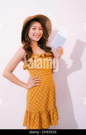 Woman traveler avec passeport et billet sur fond blanc Banque D'Images