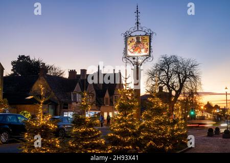 L'arbre de Noël s'allume à l'extérieur des bras Lygon au crépuscule.Broadway, Cotswolds, Worcestershire, Angleterre Banque D'Images