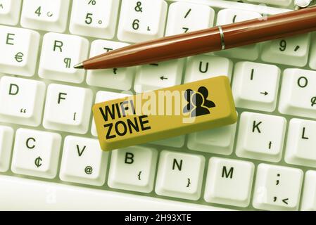 Zone Wi-Fi de texte d'écriture.Approche d'affaires fournir Internet sans fil à haute vitesse et connexions réseau en tapant des codes de programme de jeu, programmation Nouveau Banque D'Images