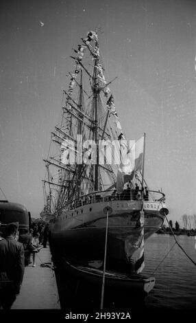 Szczecin, 1947-06-29.Œwiêta Morza.Uroczystoœci W porcie szczeciñskim.NZ.¿aglowiec szkolny Dar Pomorza przy nabrze¿u portu. po/ms PAPSzczecin, 29 juin 1947.Célébrations de la Journée maritime nationale dans le port de Szczecin.Photo : le navire d'entraînement Dar Pomorza. po/ms PAP Banque D'Images