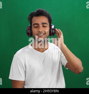 Un homme qui écoute et apprécie la musique Banque D'Images