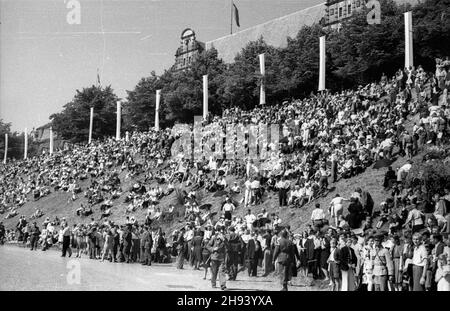 Szczecin, 1947-06-29.Œwiêta Morza.NZ. Mieszkañcy miasta przygl¹daj¹ siê g³ównym uroczystoœciom na Wa³ach Chrobrego. po/ms PAPSzczecin, 29 juin 1947.Journées nationales de la mer.Photo : les habitants de Szczecin observent les principales cérémonies sur le remblai de Chrobrego. po/ms PAP Banque D'Images