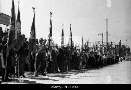 Szczecin, 1947-06-29.Œwiêta Morza.G³ówne uroczystoœci na Wa³ach Chrobrego.NZ. Poczty sztandarowe organizacji spo³ecznych. po/ms PAPSzczecin, 29 juin 1947.Journées nationales de la mer.Principales cérémonies sur le remblai de Chrobrego.Photo : gardes de couleurs des organisations sociales. po/ms PAP Banque D'Images