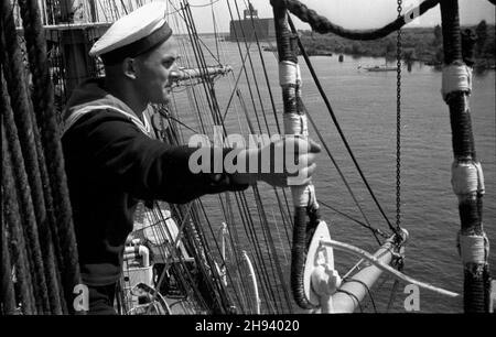 Szczecin, 1947-06-29.Œwiêta Morza.Port Szczeciñski.NZ. Marynarz na ¿aglowcu szkolnym Dar Pomorza. po/ms PAPSzczecin, 29 juin 1947.Journées nationales de la mer.Le port de mer.Photo : un marin à bord de Dar Pomorza, frégate d'entraînement de la Marine. po/ms PAP Banque D'Images