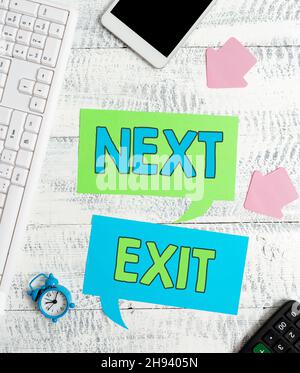 Ecriture du texte affiché Suivant Quitter.Approche d'affaires la façon suivante de sortir ou d'agir de quitter dans un lieu ou une autoroute planification et recherche de nouvelles affaires Banque D'Images