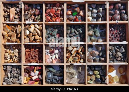 Collection de pierres et minéraux divers dans une boîte en bois Banque D'Images