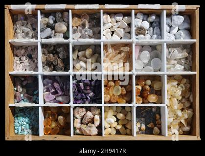 Collection de pierres et minéraux divers dans une boîte en bois Banque D'Images