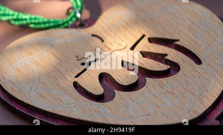 Étiquette en forme de coeur (Amour) écrite en arabe 'Allah' sens anglais de Dieu. Banque D'Images