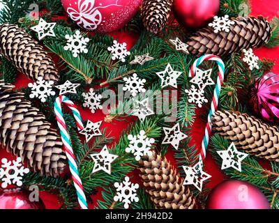 Décorations de Noël avec branches de sapin, bonbons, étoiles et cônes Banque D'Images