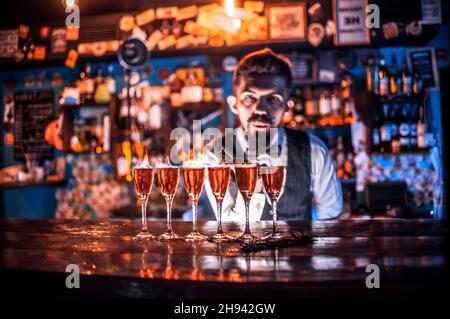 Le barman mélange un cocktail au palais de justice Banque D'Images