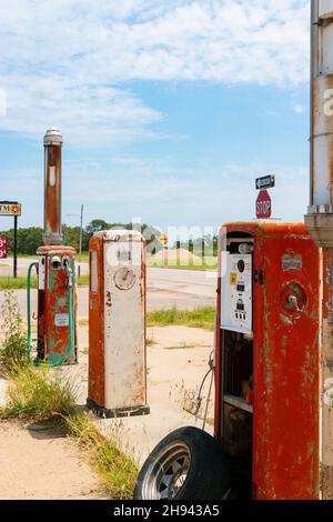 Pompes à gaz anciennes sur la route 66 à McLean, Texas, États-Unis Banque D'Images