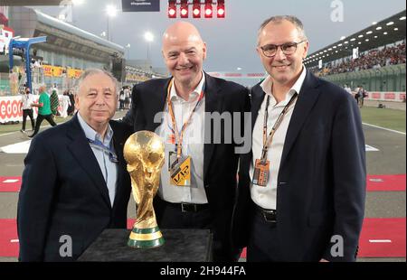 03.11.2021, Losail International circuit, Doha, Formule 1 Ooredoo Qatar Grand Prix 2021, sur la photo Jean Todt, Président de la FIA, Gianni Infantino, patron de la Fifa, Stefano Domenicali, patron de la Formule 1, avec le trophée coupe du monde de la FIFA. Banque D'Images