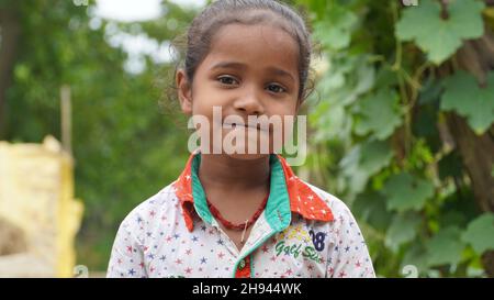 Portrait de la petite excitée choqué fou souriant fille dans le village Banque D'Images