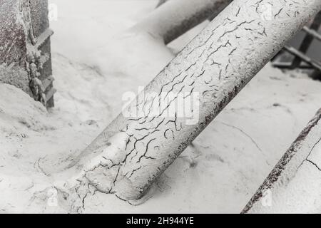 Ancien tuyau sur le fourreau.Engrais blancs ou filtration par canalisation de sable des minéraux chimiques et minéraux.Usine industrielle abandonnée. Banque D'Images