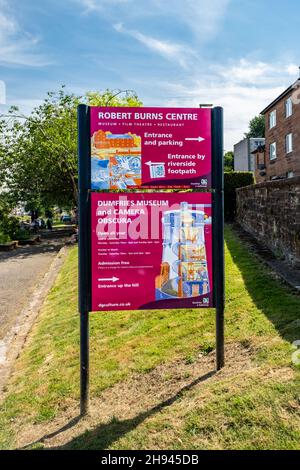 Dumfries, Écosse - 24 juillet 2021 : panneau pour le Robert Burns Center et Dumfries Music and Camera Obscura Banque D'Images