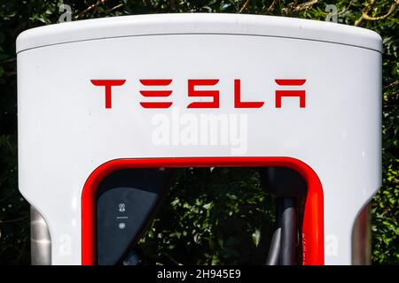 Abington, Écosse - 25 juillet 2021 : gros plan d'un véhicule électrique Tesla, point de recharge Super Banque D'Images