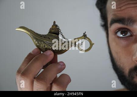 homme avec lampe magique est dans la mise au point et le visage défocuesd Banque D'Images