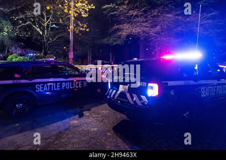 Seattle, États-Unis.3 décembre 2021.La police réagit à une fusillade près du Kobe Terrace Park dans le quartier de Pioneer Square juste après 11:00.Une personne a été prise de vue et transportée à l'hôpital Harbour View.Seattle a connu une augmentation significative des crimes violents, y compris des fusillades depuis le coup de Covid-19.Les dirigeants de la ville ont du mal à ramener les touristes et les travailleurs dans la ville après que les entreprises aient déménagé pour permettre un travail permanent de leur domicile et que de nombreux résidents aient déménagé à l'extérieur de la ville.Crédit : James Anderson/Alay Live News Banque D'Images