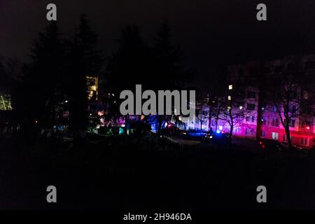 Seattle, États-Unis.3 décembre 2021.La police réagit à une fusillade près du Kobe Terrace Park dans le quartier de Pioneer Square juste après 11:00.Une personne a été prise de vue et transportée à l'hôpital Harbour View.Seattle a connu une augmentation significative des crimes violents, y compris des fusillades depuis le coup de Covid-19.Les dirigeants de la ville ont du mal à ramener les touristes et les travailleurs dans la ville après que les entreprises aient déménagé pour permettre un travail permanent de leur domicile et que de nombreux résidents aient déménagé à l'extérieur de la ville.Crédit : James Anderson/Alay Live News Banque D'Images