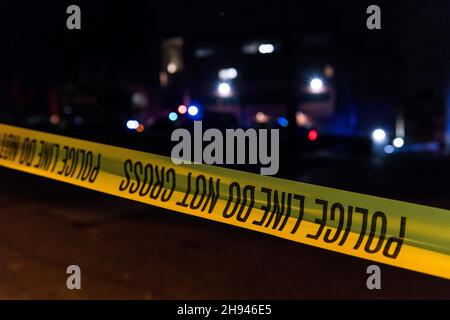 Seattle, États-Unis.3 décembre 2021.La police réagit à une fusillade près du Kobe Terrace Park dans le quartier de Pioneer Square juste après 11:00.Une personne a été prise de vue et transportée à l'hôpital Harbour View.Seattle a connu une augmentation significative des crimes violents, y compris des fusillades depuis le coup de Covid-19.Les dirigeants de la ville ont du mal à ramener les touristes et les travailleurs dans la ville après que les entreprises aient déménagé pour permettre un travail permanent de leur domicile et que de nombreux résidents aient déménagé à l'extérieur de la ville.Crédit : James Anderson/Alay Live News Banque D'Images