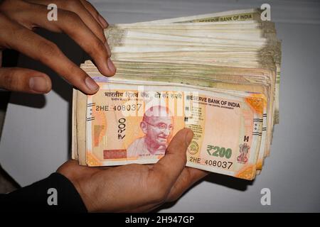 images en monnaie indienne en main 200 notes de rs et 500 notes de rs Banque D'Images