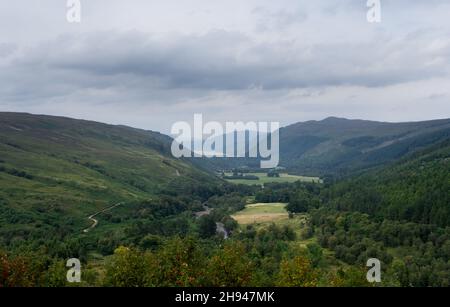 Vue sur la gorge de Corrieshalloch vers la côte nord-ouest et Ullapool dans les Highlands écossais, Écosse, Royaume-Uni Banque D'Images