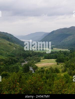 Vue sur la gorge de Corrieshalloch vers la côte nord-ouest et Ullapool dans les Highlands écossais, Écosse, Royaume-Uni Banque D'Images