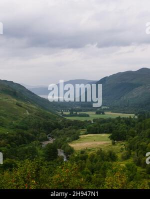 Vue sur la gorge de Corrieshalloch vers la côte nord-ouest et Ullapool dans les Highlands écossais, Écosse, Royaume-Uni Banque D'Images