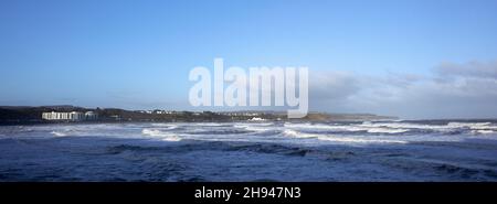 Lorsqu'une forte gale du nord souffle le surf dans la baie du Nord à Scarborough crée un paysage marin spectaculaire. Banque D'Images