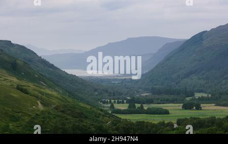 Vue sur la gorge de Corrieshalloch vers la côte nord-ouest et Ullapool dans les Highlands écossais, Écosse, Royaume-Uni Banque D'Images