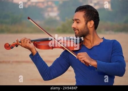 musicien jouant du violon.Concept de musique et de ton musical. Images de l'homme musicien Banque D'Images