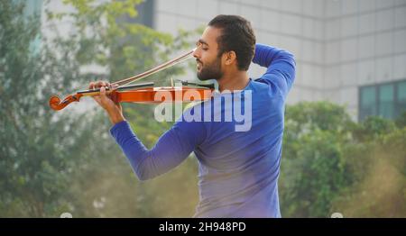 images du joueur de violon .Concept de musique et de ton musical. Images de l'homme musicien Banque D'Images