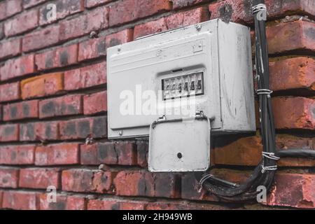 L'ancien panneau électrique cassé ou boîte du tiroir sur le mur.Contrôle industriel de l'énergie abandonnée. Banque D'Images