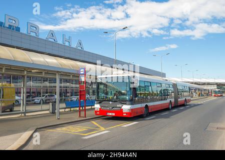 PRAGUE, RÉPUBLIQUE TCHÈQUE - 30 AVRIL 2018 : navette de la ville à un arrêt à l'aéroport le jour ensoleillé de mai Banque D'Images