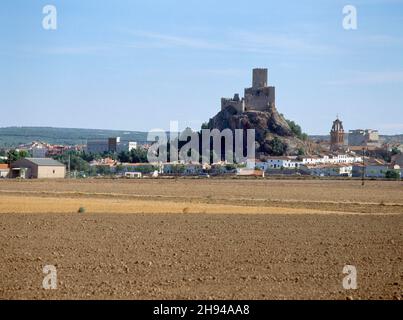 PANORAMICA DEL PUEBLO CON EL CASTILLO.Emplacement : EXTÉRIEUR.Almansa.ALBACETE.ESPAGNE. Banque D'Images