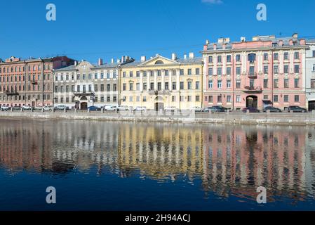 Façades de maisons anciennes sur le remblai de la rivière Fontanka le matin ensoleillé de mars.Saint-Pétersbourg, Russie Banque D'Images