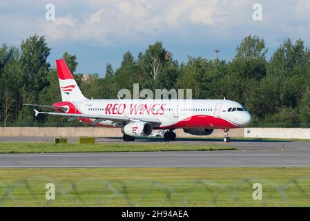 SAINT-PÉTERSBOURG, RUSSIE - le 08 AOÛT 2020 : l'Airbus A321-231 (VP-BRS) des compagnies aériennes Red Wings se prépare à partir à l'aéroport de Pulkovo Banque D'Images