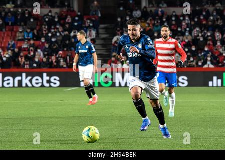 Grenade, Espagne.03ème décembre 2021.Tony Moya de Deportivo Alaves en action pendant le match de la Ligue entre Granada CF et Deportivo Alaves au stade Nuevo Los Carmenes le 3 décembre 2021 à Grenade, Espagne.(Photo de José M Baldomero/Pacific Press) crédit: Pacific Press Media production Corp./Alay Live News Banque D'Images