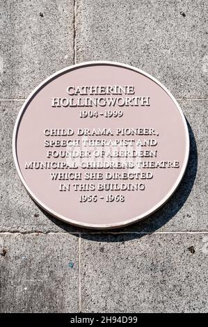 Une plaque commémorant Catherine Hollingworth sur le théâtre Aberdeen Childrens. Banque D'Images